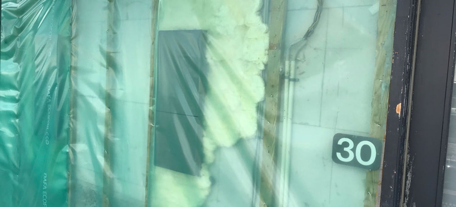 Et stort hull i veggen er tettet med fugeskum.